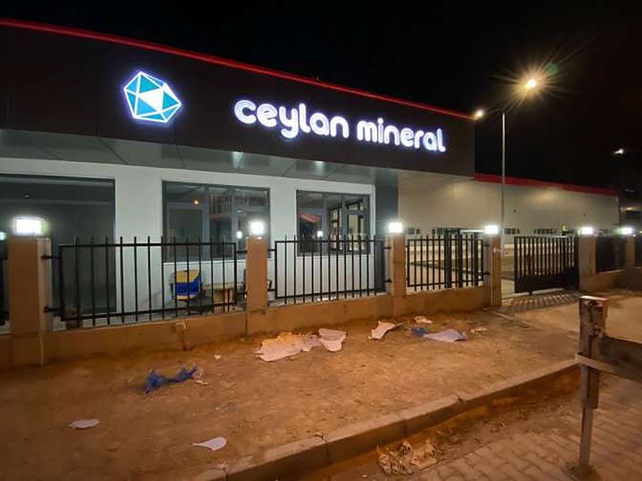 Ceylan Mineral Gece: Önden ışıklı kutu harf