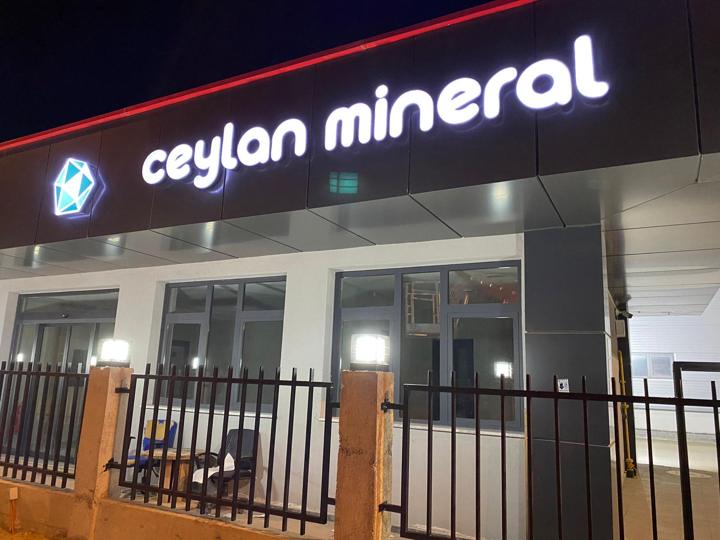 Ceylan Mineral: Işıklı kutu harf · Kompozit cephe