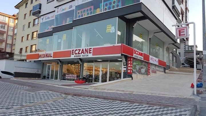 Eczane: Köşe cephe · Işıklı bant