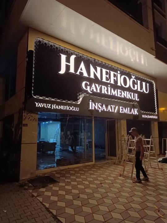 Hanefioğlu Gayrimenkul: Işıklı pano · Kutu harf