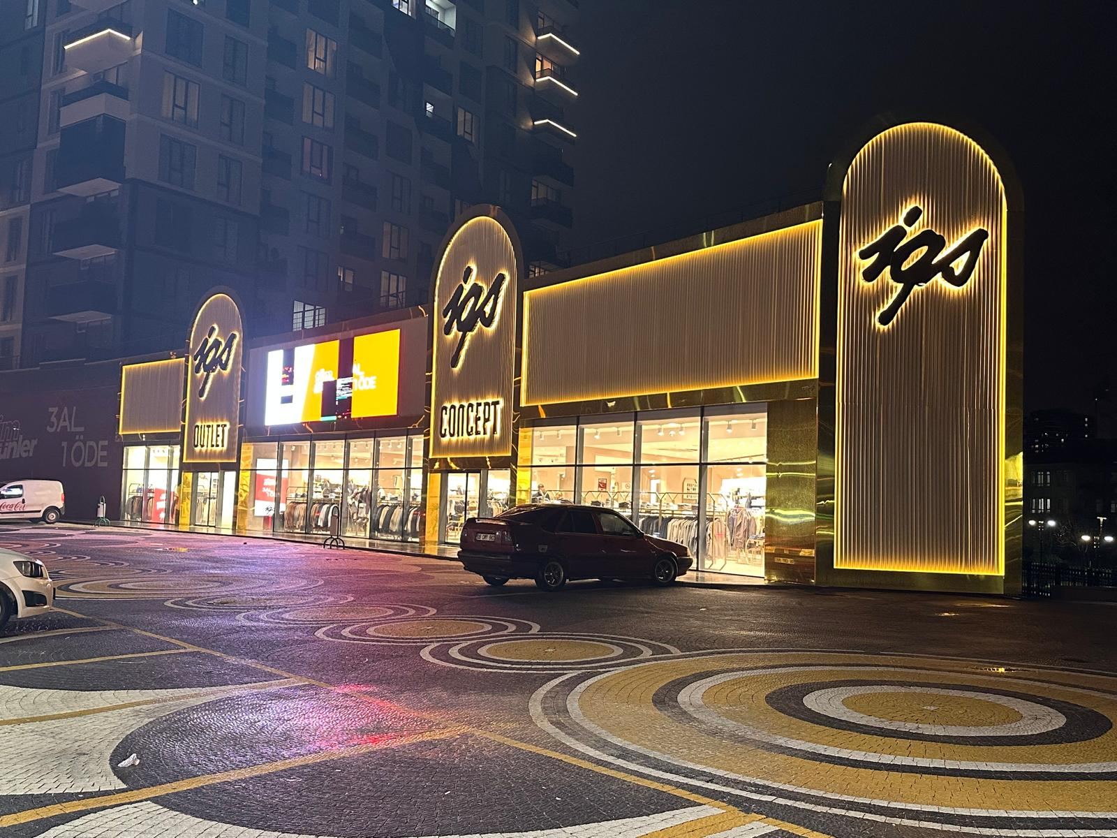 IGS Konsept cephesi, LED kontur ve ışıklı logolar yanarken