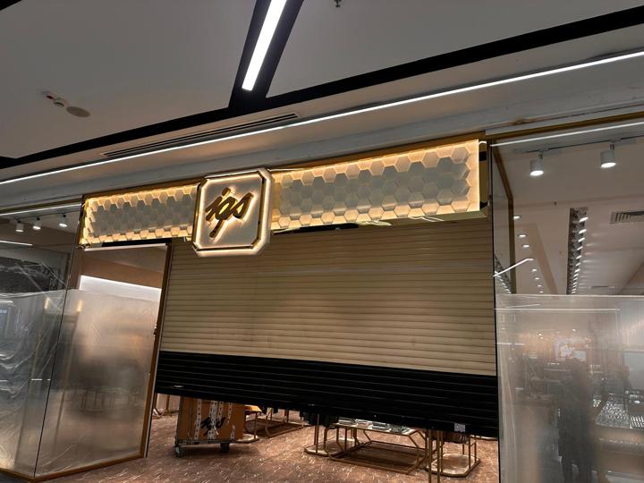 IGS Mağaza İçi: Petek desenli ışıklı panel