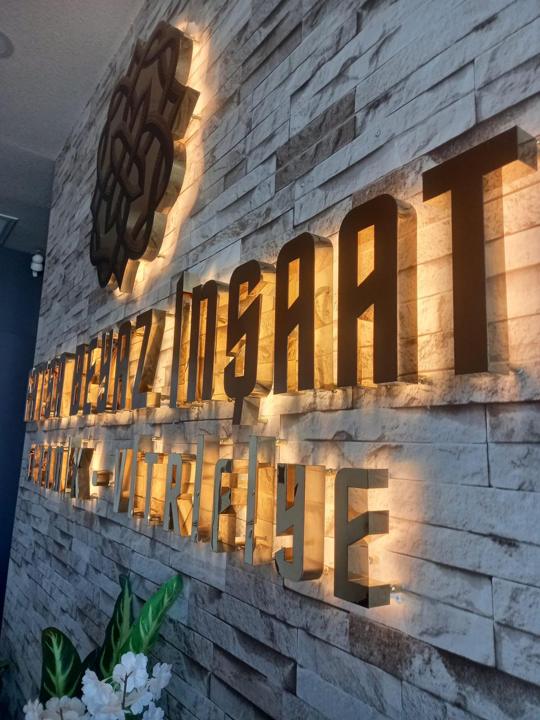Logo Duvarı: 3D harf · Arkadan aydınlatma