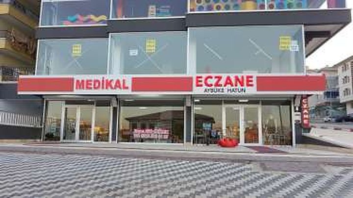 Medikal ve Eczane: Köşe cephe · Işıklı bant