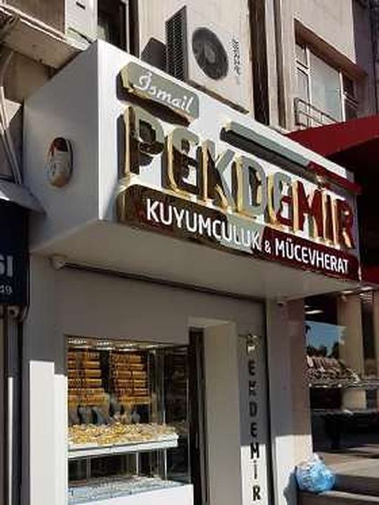 Pekdemir: Kuyumcu cephesi · Krom harf