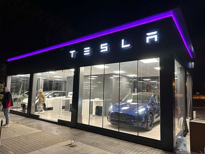 Tesla Showroom: Köşe cephe · Çatı LED ve ışıklı harf