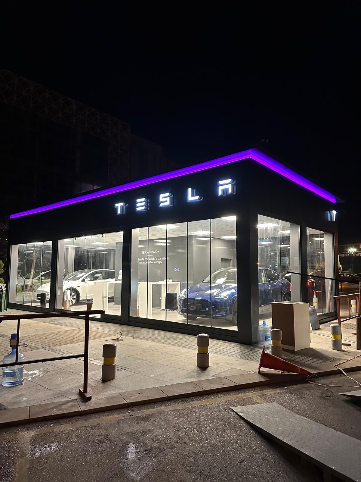 Tesla: Showroom · Kutu harf ve çatı LED