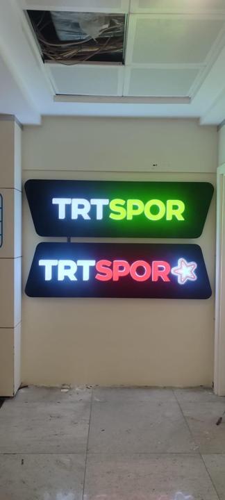 TRT Spor: İç mekan · Işıklı logo