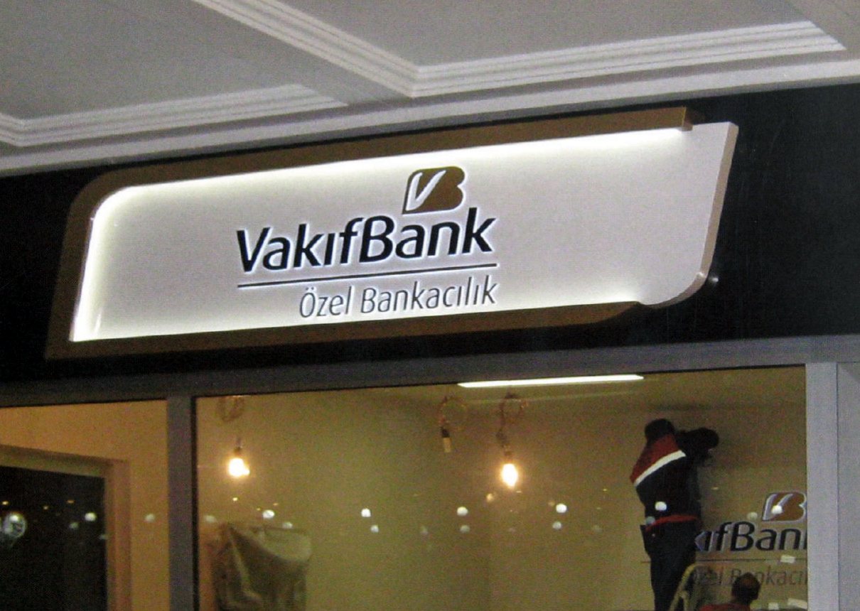 VakıfBank Private Banking: Illuminated logo box · Contour lighting